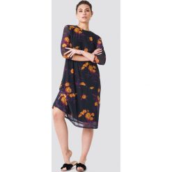 NA-KD Siateczkowa sukienka do kolan - Purple,Multicolor. Sukienki damskie marki NA-KD. W wyprzedaży za 113.36 zł.