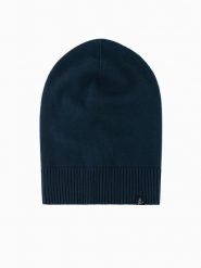 Męska czapka zimowa beanie z bawełnianej dzianiny – granatowa V4. Niebieskie czapki i kapelusze męskie Ombre Clothing, na zimę, bez wzorów, z bawełny, klasyczne. Za 129.99 zł.
