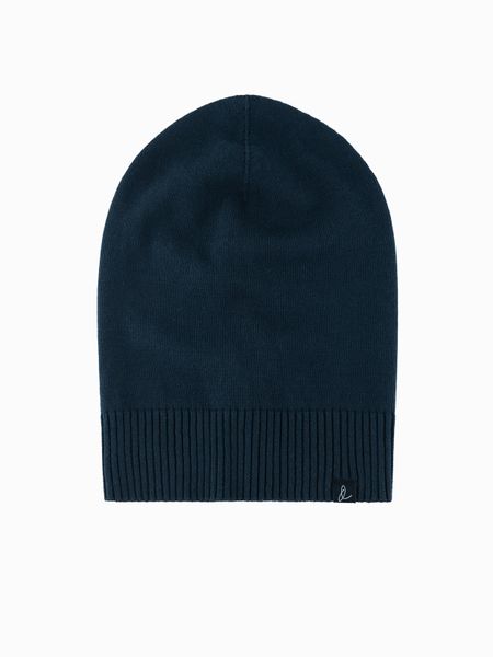 Męska czapka zimowa beanie z bawełnianej dzianiny – granatowa V4. Niebieskie czapki i kapelusze męskie Ombre Clothing, na zimę, bez wzorów, z bawełny, klasyczne. Za 129.99 zł.