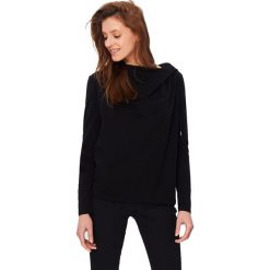 Bluza w kolorze czarnym. Czarne bluzy damskie marki Tatuum, bez wzorów. W wyprzedaży za 119.95 zł.