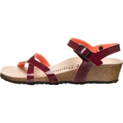 Sandały "Alyssa" w kolorze bordowym na koturnie. Czerwone sandały damskie Birkis & Papillio, bez wzorów, bez obcasa, na koturnie, bez zapięcia. W wyprzedaży za 175.95 zł.