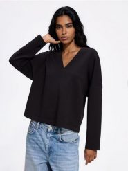 Bluza z dekoltem V - czarny. Czarne bluzy damskie Reserved, l, bez wzorów, z bawełny, bez kaptura. Za 89.99 zł.