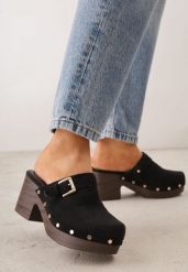 Czarne Klapki Chodaki na Słupku z Imitacji Drewna Zdobione Nitami i Sprzączką Salona. Czarne klapki damskie Born2be, z aplikacjami, boho, bez obcasa, na obcasie. Za 99.99 zł.