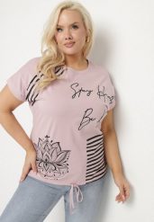 Jasnofioletowy T-shirt Ozdobiony Napisem i Paskami Olirvenia. Fioletowe bluzki damskie Born2be, xl, bez wzorów, z jeansu, casualowe, bez kołnierzyka. Za 39.99 zł.