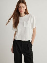 T-shirt boxy z kieszonką - złamana biel. T-shirty damskie Reserved, l, bez wzorów, z bawełny, bez kołnierzyka. W wyprzedaży za 29.99 zł.