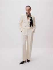 Spodnie z kantem - złamana biel. Spodnie materiałowe damskie Reserved, l, bez wzorów, z tkaniny. Za 159.99 zł.