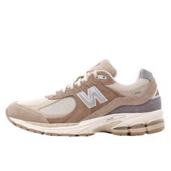 Buty do chodzenia dla dorosłych New Balance 2002R Driftwood Sandstone. Brązowe obuwie sportowe damskie New Balance, bez wzorów, ze skóry, do biegania. Za 1,504.43 zł.