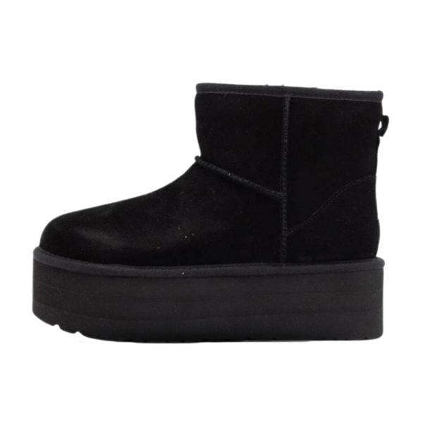 Buty do chodzenia dla dorosłych UGG Boot Classic Mini Platform Black. Czarne obuwie sportowe damskie UGG, bez wzorów, trekkingowe. Za 850.85 zł.