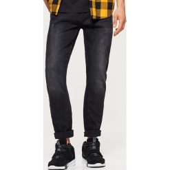 Jeansy COMFORT - Czarny. Czarne jeansy męskie Cropp. Za 119.99 zł.