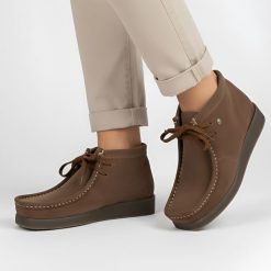 Trzewiki damskie Hee, welurowa cholewka na płaskim obcasie i wsuwane, brązowe, 83030. Brązowe kozaki damskie Hee, z jeansu, bez obcasa, na płaskiej podeszwie. Za 297.99 zł.