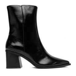 Botki JENNY. Czarne botki damskie Jenny, bez obcasa, na słupku, bez zapięcia. Za 179.99 zł.