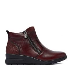 Botki Rieker. Czerwone botki damskie Rieker, bez obcasa, na koturnie, bez zapięcia. Za 399.99 zł.