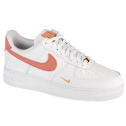 Buty sportowe Sneakersy damskie, Air Force 1 07 Essential. Białe obuwie sportowe damskie Nike, bez wzorów, ze skóry, trekkingowe, Nike Air Force. Za 499.99 zł.