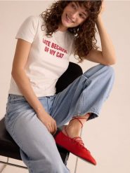 T-shirt z napisem - biały. Białe t-shirty damskie Reserved, l, bez wzorów, z bawełny, bez kołnierzyka. Za 49.99 zł.