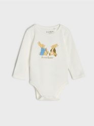 Bawełniane body z nadrukiem Peter Rabbit - biały. Białe body niemowlęce Sinsay, bez wzorów, z bawełny, bez ramiączek. Za 12.99 zł.
