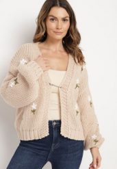 Brązowy Kardigan w Kwiatowy Wzór Zapinany na Ozdobną Agrafkę Patinita. Brązowe kardigany damskie Born2be, uniwersalny, z aplikacjami, z jeansu, eleganckie, bez kołnierzyka, bez ramiączek, długie, bez kaptura. Za 159.99 zł.