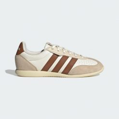 Buty Barreda Lo. Białe obuwie sportowe damskie Adidas, bez wzorów. Za 299.00 zł.