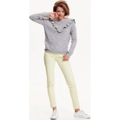 SWETER DAMSKI Z FALBANĄ. Czerwone swetry damskie TROLL, na jesień, s, bez wzorów, eleganckie, bez kołnierzyka, bez ramiączek, bez kaptura. W wyprzedaży za 39.99 zł.