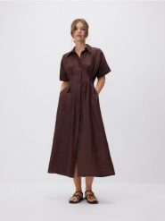 Koszulowa sukienka z lnem - brązowy. Brązowe sukienki damskie Reserved, l, bez wzorów, z tkaniny, bez kołnierzyka, bez ramiączek, maxi, koszulowe. Za 229.99 zł.