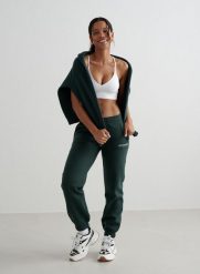 Damskie spodnie dresowe miękkie, drapane Varsity Classic ciemny szmaragd. Zielone spodnie dresowe damskie Aim'n, m, bez wzorów, z bawełny. Za 339.00 zł.