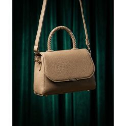 Torebka damska mała beżowa listonoszka do ręki lub na ramię skóra ekologiczna Peterson PTN MX01-F. Brązowe torby na ramię damskie Peterson, bez wzorów, ze skóry ekologicznej, małe, bez dodatków. Za 94.99 zł.