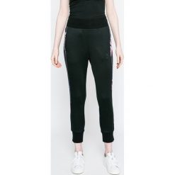 Puma - Spodnie. Spodnie sportowe damskie marki Puma. W wyprzedaży za 89.90 zł.
