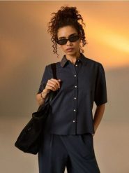 Wiskozowa koszula z krótkim rękawem z domieszką lnu - niebieski. Niebieskie koszule damskie Sinsay, l, bez wzorów, z wiskozy, bez kołnierzyka, bez ramiączek. Za 39.99 zł.