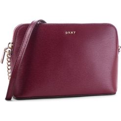 Torebka DKNY - Bryant Dome Cbody R83E3655 Blood Red 645. Listonoszki damskie marki DKNY. W wyprzedaży za 429.00 zł.