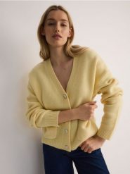 Wełniany kardigan z kieszeniami - jasnożółty. Żółte kardigany damskie Reserved, l, bez wzorów, z dzianiny. W wyprzedaży za 139.99 zł.