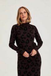 Sweter w panterkę brązowy. Brązowe swetry damskie MOODO, l, bez wzorów, z poliamidu, bez kołnierzyka, bez ramiączek, bez kaptura. Za 139.99 zł.
