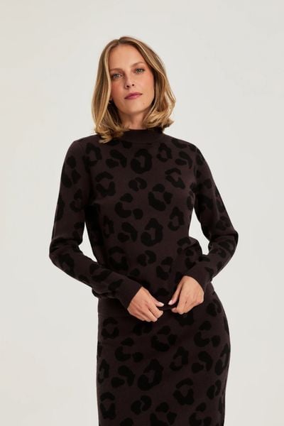 Sweter w panterkę brązowy. Brązowe swetry damskie MOODO, l, bez wzorów, z poliamidu, bez kołnierzyka, bez ramiączek, bez kaptura. Za 139.99 zł.