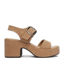 Sandały DeeZee. Brązowe sandały damskie DeeZee, bez wzorów, bez obcasa, na słupku, bez zapięcia. Za 149.99 zł.