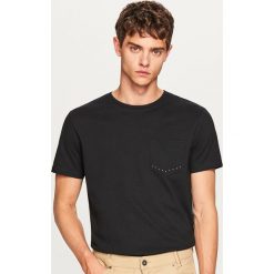 T-shirt męski - Czarny. Czarne t-shirty męskie Reserved. W wyprzedaży za 29.99 zł.