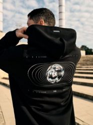4F Bluza dresowa z bawełną organiczną męska 4F x Robert Lewandowski L. Czarne bluzy męskie 4f, l, bez wzorów, z bawełny, z kapturem. W wyprzedaży za 179.99 zł.