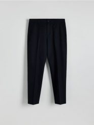 Spodnie chino regular fit - granatowy. Niebieskie spodnie materiałowe męskie Reserved, bez wzorów, z bawełny. W wyprzedaży za 69.99 zł.