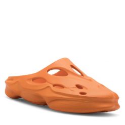 Klapki Sprandi. Brązowe klapki damskie Sprandi, bez wzorów, bez obcasa. Za 55.99 zł.