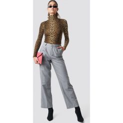 NA-KD Classic Szerokie spodnie w kant - Grey. Spodnie materiałowe damskie marki NA-KD Classic. Za 161.95 zł.