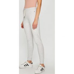 Tommy Hilfiger - Spodnie. Spodnie materiałowe damskie marki Tommy Hilfiger. W wyprzedaży za 219.90 zł.