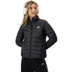 4F damska kurtka pikowana, lekka, hydrofobowa. Czarne kurtki damskie 4f, l, bez wzorów, z materiału, bez kaptura. Za 186.99 zł.