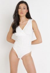 Białe Body Ozdobione Marszczeniem Pasaxise. Białe koszule damskie Born2be, m, z aplikacjami, eleganckie, bez kołnierzyka, bez ramiączek. Za 89.99 zł.