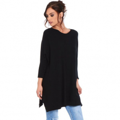 Sweter "Lacy" w kolorze czarnym. Czarne swetry damskie Cosy Winter, ze splotem, z asymetrycznym kołnierzem. W wyprzedaży za 181.95 zł.