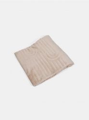 Koc z tłoczonym wzorem - beżowy. Brązowe kocyki dla dzieci Sinsay. W wyprzedaży za 19.99 zł.