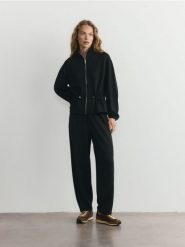 Spodnie z modalem - czarny. Czarne spodnie dresowe damskie Reserved, l, bez wzorów, z dzianiny. Za 139.99 zł.