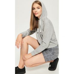 Bluza z kapturem - Jasny szary. Szare bluzy damskie Sinsay, m, bez wzorów, z kapturem. Za 39.99 zł.