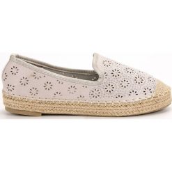 Szare Zamszowe Ażurowe Espadryle. Szare espadryle damskie ButyModne, na lato, w ażurowe wzory, z zamszu, bez obcasa, na platformie, bez zapięcia. W wyprzedaży za 99.00 zł.