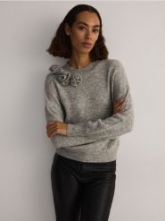 Sweter z domieszką wełny - jasnoszary. Szare swetry damskie Reserved, l, bez wzorów, z dzianiny, bez kołnierzyka, bez ramiączek, bez kaptura. W wyprzedaży za 79.99 zł.