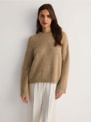 Sweter z metalizowaną nitką - złoty. Żółte swetry damskie Reserved, l, bez wzorów, z dzianiny, bez kołnierzyka, bez ramiączek, bez kaptura. W wyprzedaży za 39.99 zł.