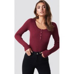 Pamela x NA-KD Sweter z guzikami - Red. Czerwone swetry damskie Pamela x NA-KD, z materiału, z okrągłym kołnierzem. Za 141.95 zł.