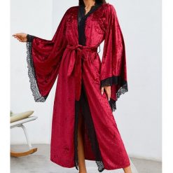 Szlafrok maxi z miękkiego materiału na chłodne wieczory Diamanta. Czarne szlafroki damskie Intica, l, bez wzorów, z materiału, bez ramiączek, długie, bez kaptura. Za 169.00 zł.