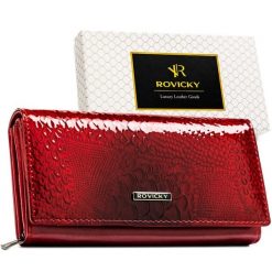 Elegancki portfel damski z lakierowanej skóry naturalnej i ekologicznej zamykany na zatrzask Rovicky RPN-28-RSP. Czerwone portfele damskie ROVICKY, z aplikacjami, ze skóry. Za 74.00 zł.
